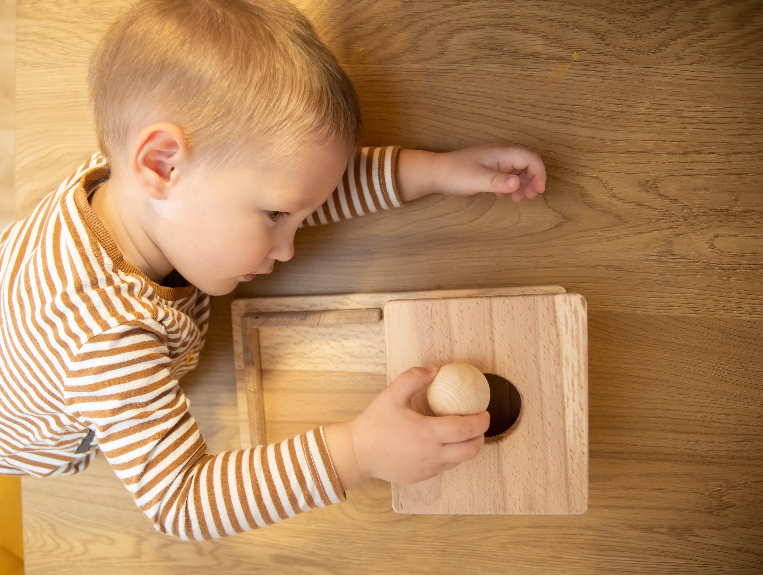 Montessori kutija s kuglom i stazom od punog drveta bukve