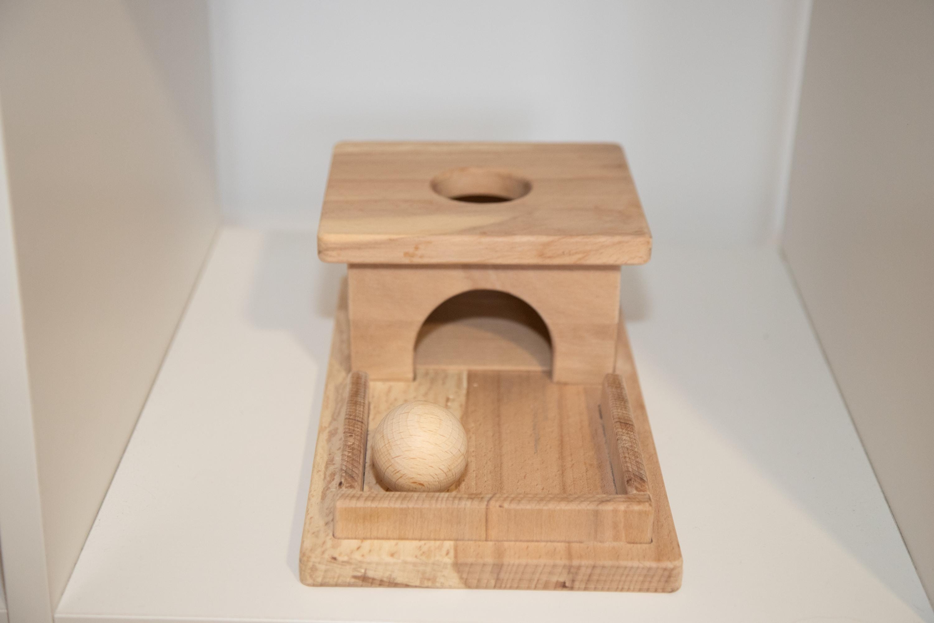 Montessori kutija s kuglom i stazom od punog drveta bukve