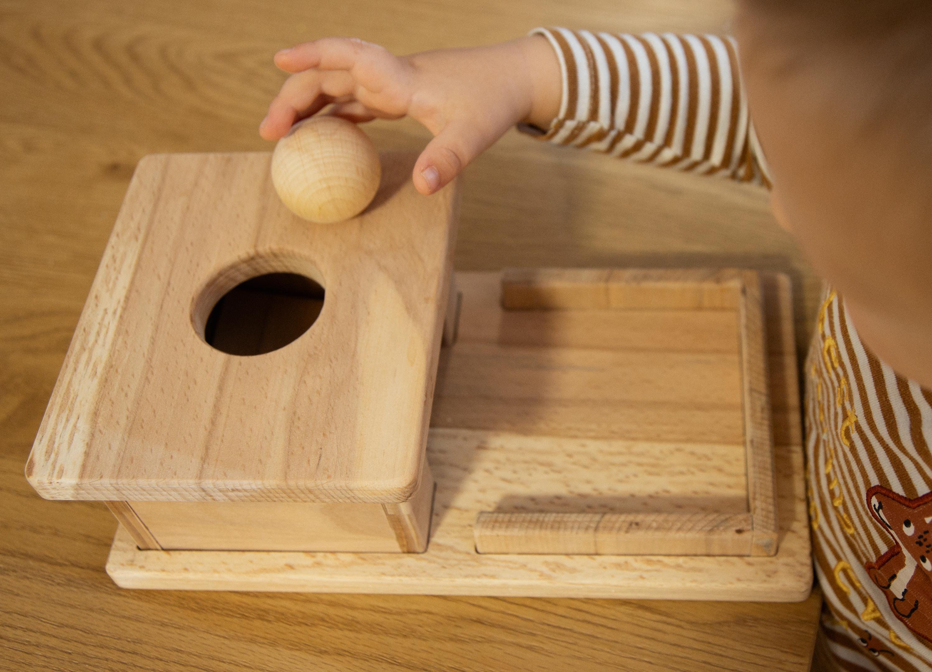 Montessori kutija s kuglom i stazom od punog drveta bukve
